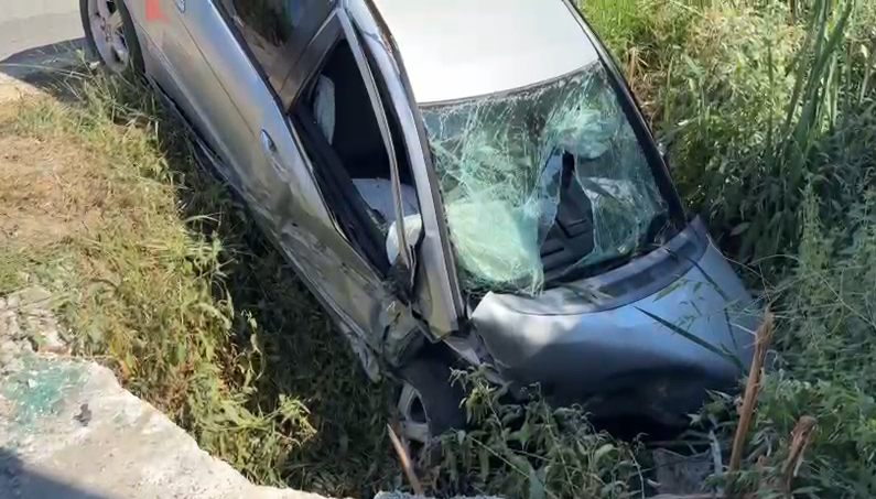 Aksident në aksin Fier-Seman, makina del nga rruga dhe përfundon në kanal, plagoset 27-vjeçarja