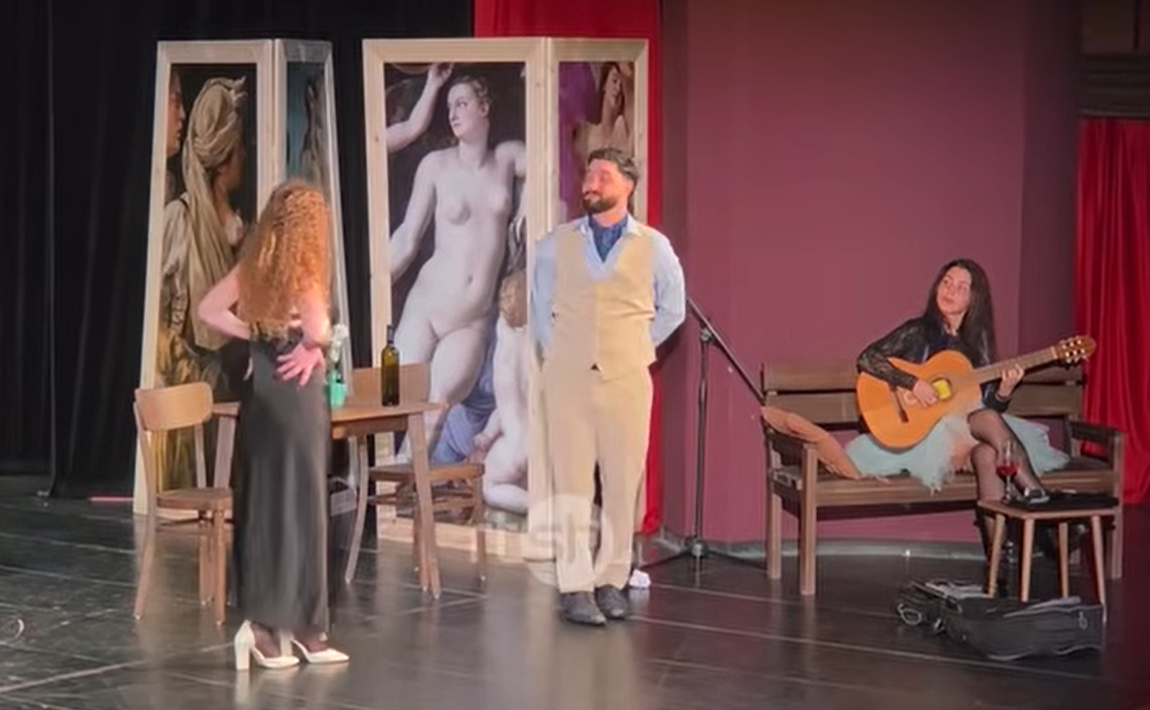 Komedia “Zonja e Bujtinës“ në Fier, regjisori Kiço Londo e sjell nën interpretimin e një trupe studentore