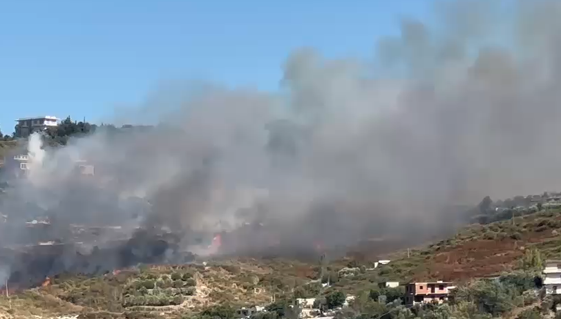Vlorë- Zjarr në zonën mbi Spitalin Rajonal, dyshohet se flakë kanë përfshirë edhe disa banesa
