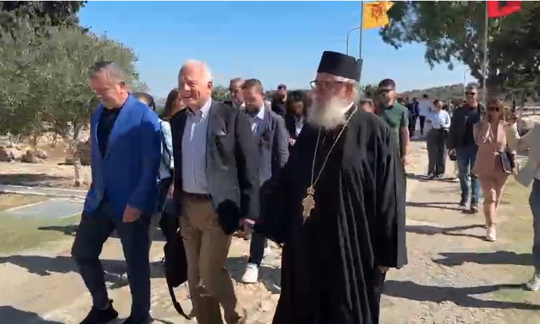 Deputetët shqiptarë dhe eurodeputetët vizitojnë Manastirin e Zvërnecit