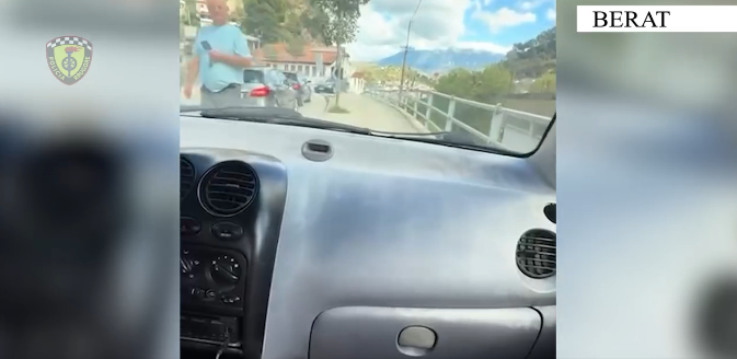 Lëvizi me makinë në trotuar në Berat, shoqërohet në polici dhe gjobitet me 60 mijë lekë