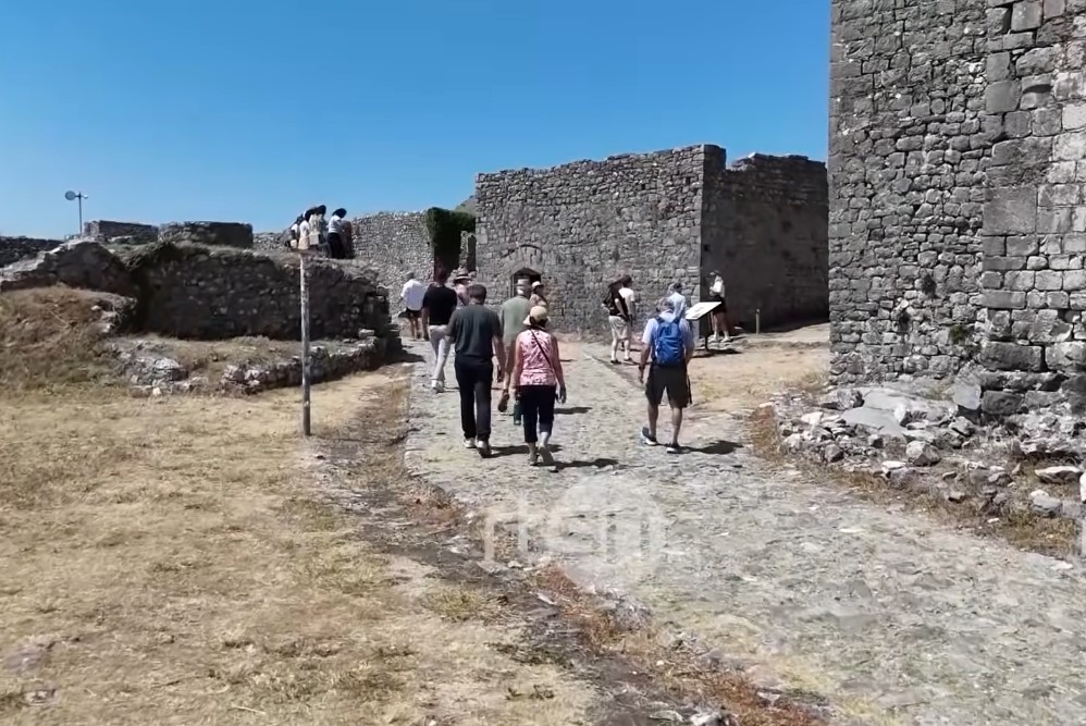 Parqet arkeologjike të preferuara të sezonit, “Rozafa” e Shkodrës dhe Kalaja e Lezhës, shënojnë rritje rekord të vizitorëve