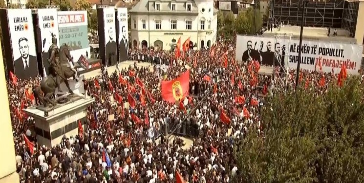 “I presim çlirimtarët në shtëpi”, qytetarët marshojnë në Prishtinë në mbështetje të ish-krerëve të UÇK