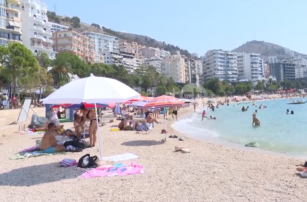 Plazhet e Sarandës të mbushura me pushues, fluksi i lartë e konfirmon si një ndër destinacionet më të preferuara