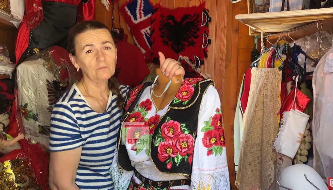 Artizanja që mban gjallë traditën – Elmije Sallahu qëndis e kompleton veshjet e Malësisë së Gjakovës