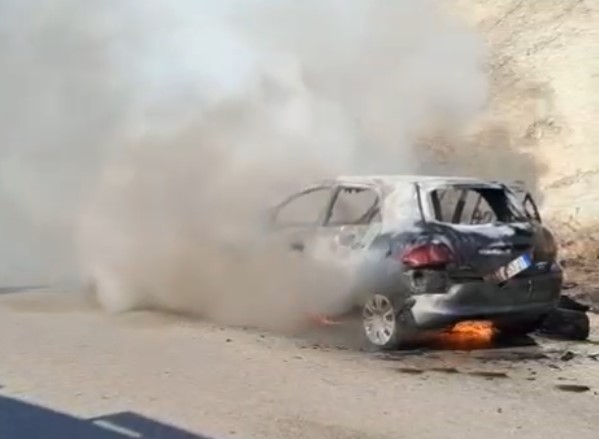 Gjirokastër/ Digjet plotësisht një Toyota Auris, nuk ka të lënduar