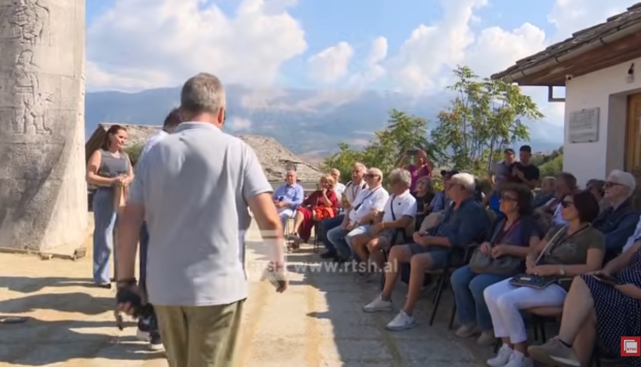 Arbëreshët e Italisë vizitojnë Gjirokastrën, takime për të forcuar lidhjet kulturore dhe turistike