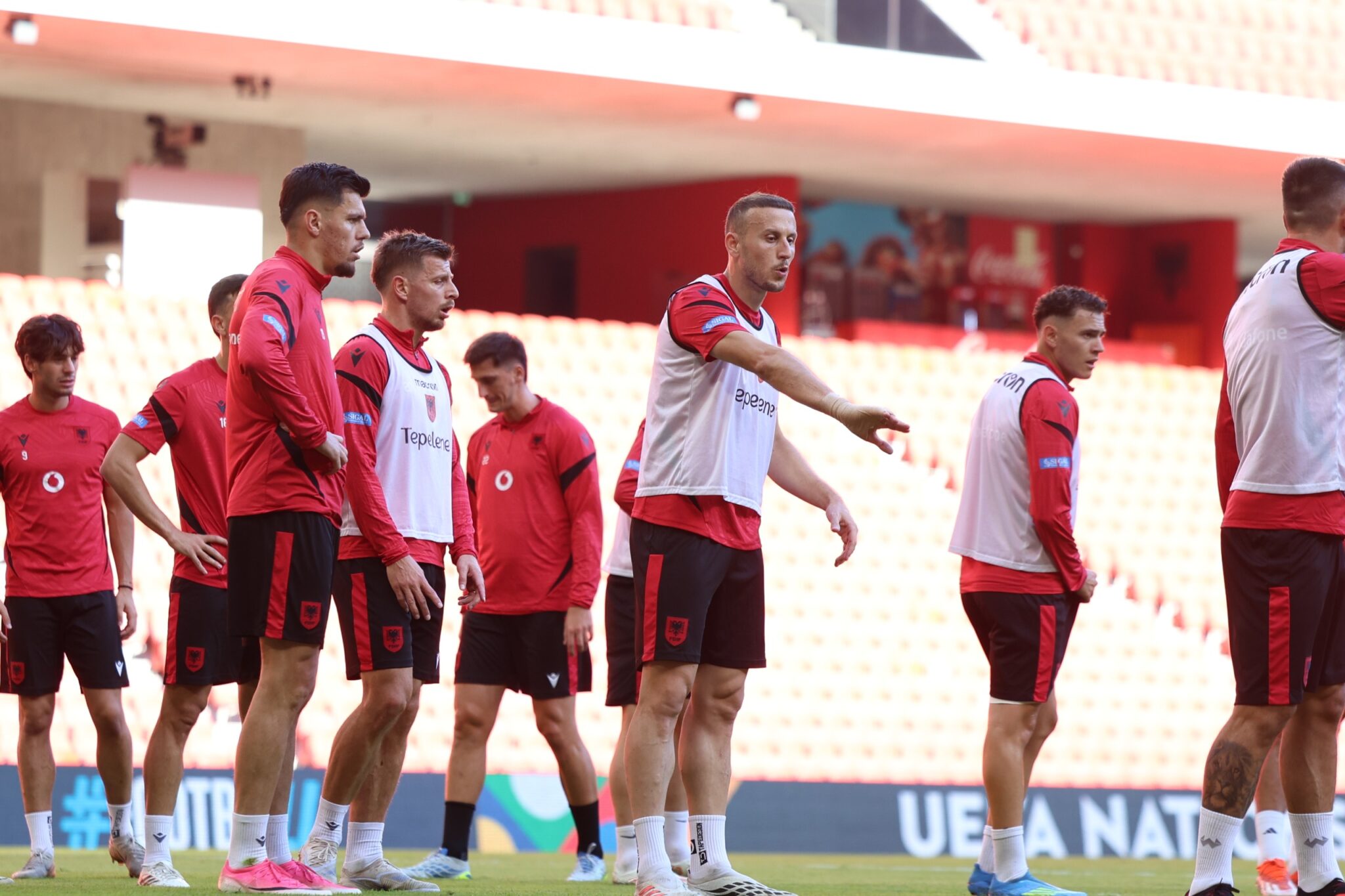 Shqipëri-Bjellorusi, 4 futbollistë përfundojnë në tribunë
