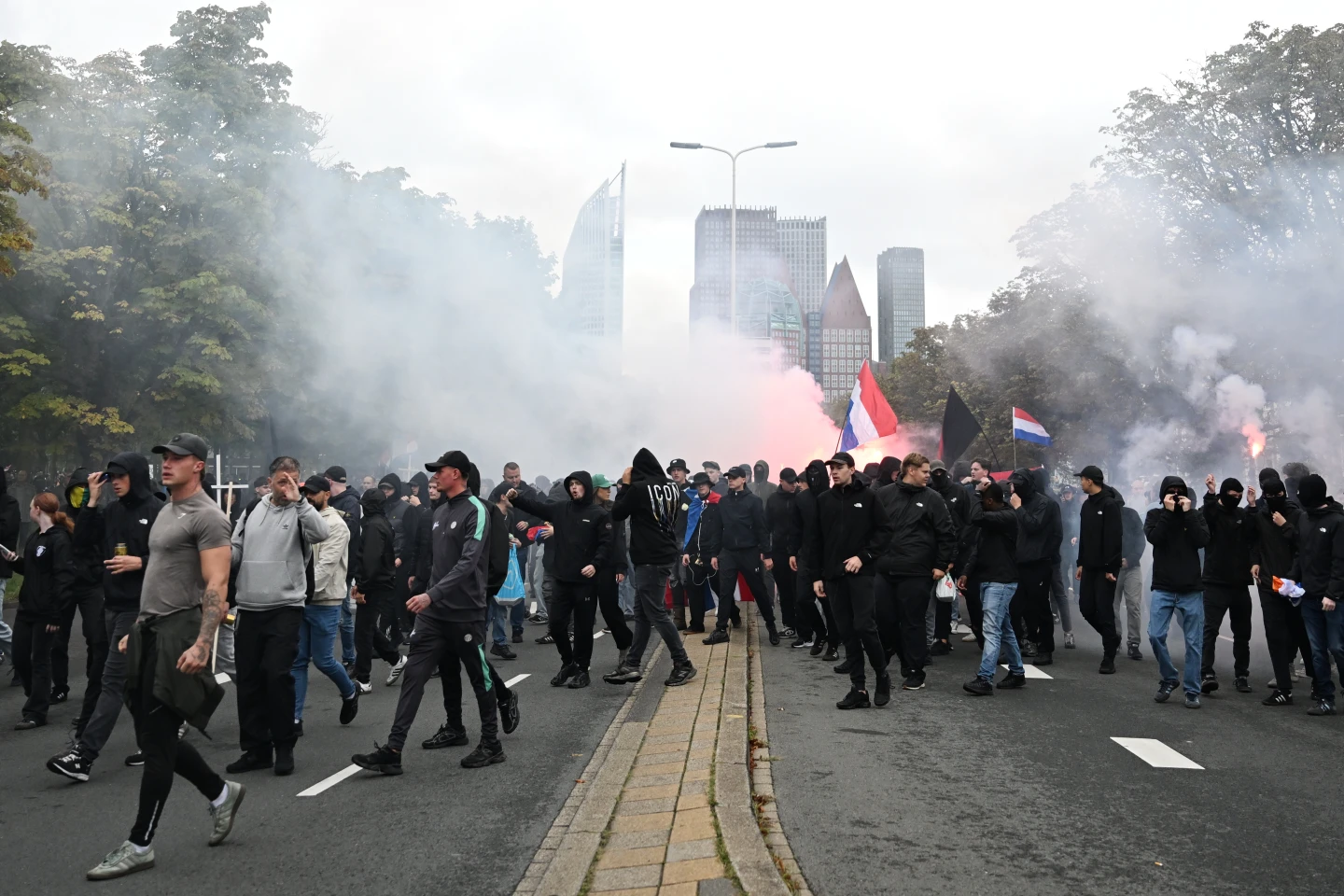 Protesta e ekstremit të djathtë në Hagë degjeneron në dhunë, policia shpërndan turmën dhe bën arrestime