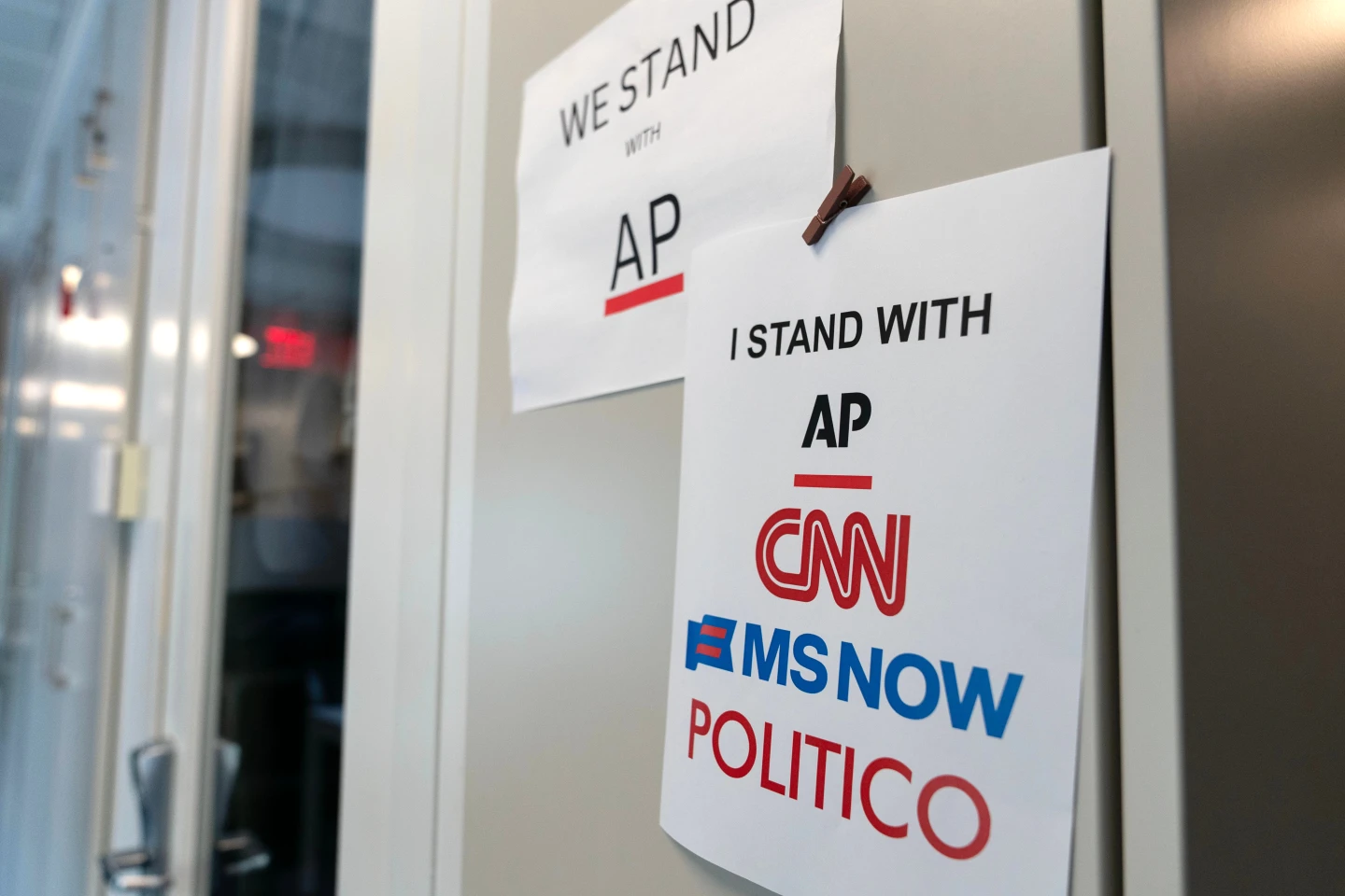 Gjykatësi federal urdhëron rivendosjen e aksesit të CNN, MS NOW dhe Politico në Shtëpinë e Bardhë