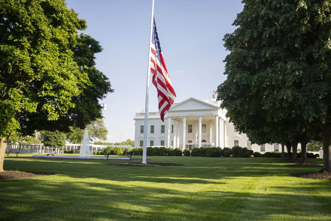 CNN, MS NOW dhe Politico padisin administratën Trump për ndalimin nga Shtëpia e Bardhë