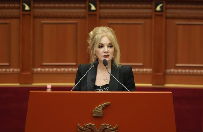 Ratifikimi i Konventës për Inteligjencën Artificiale, deputetja Luarasi denoncon në Kuvend fushatat e sulmeve digjitale dhe algoritmet e urrejtjes