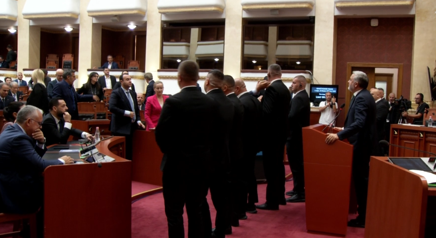 Tensione në seancë, deputetët e PD bllokojnë foltoren, ndërhyn Garda. Klosi: Nuk mbrojmë asnjë funksionar publik