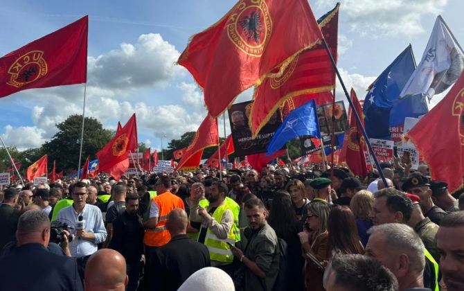 “Jo në emrin tim” vijojnë protestat në Kosovë/Prishtina ngrihet në këmbë kundër vendimit të Gjykatës Speciale