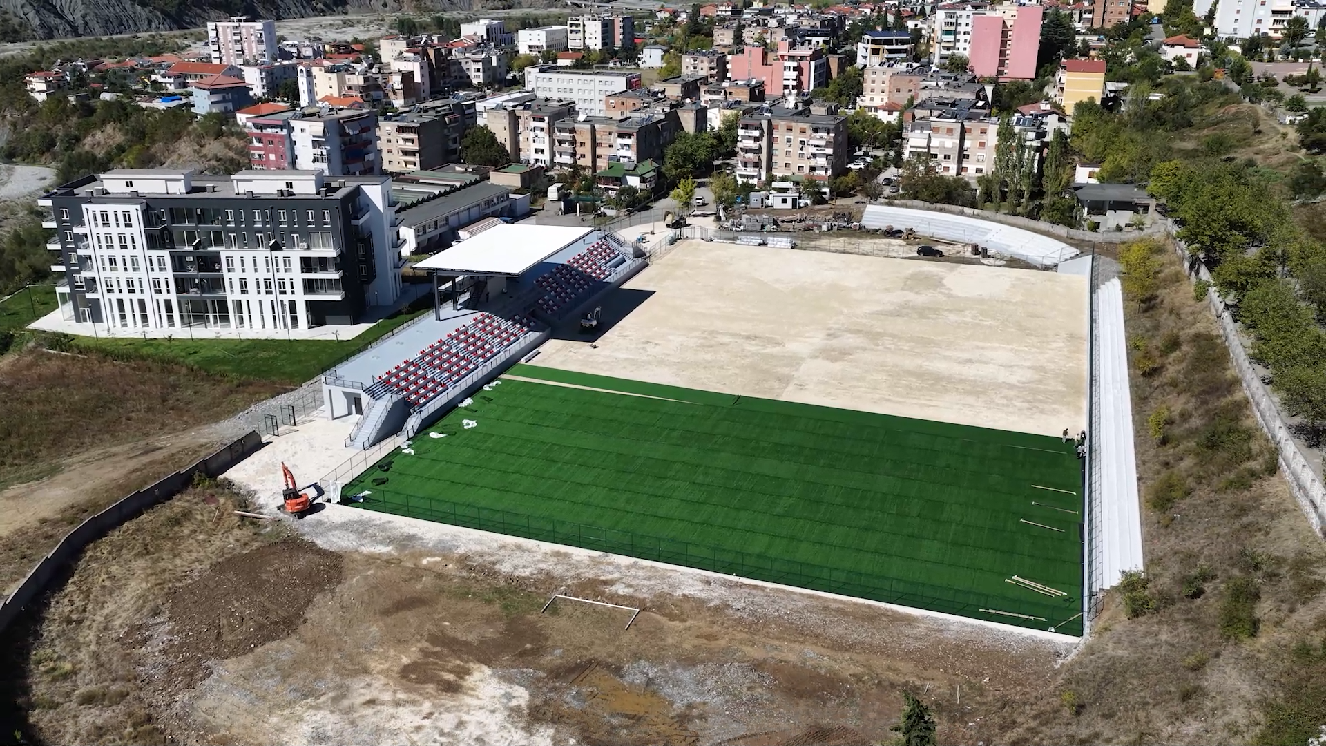 Investimet e FSHF në infrastrukturë/ Stadiumi “Myslim Koçi”, në fazën finale shtrimi i tapetit