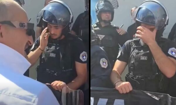 Polici i Kosovës përlotet pas vendimit të Hagës, protestuesit i japin flamurin e UÇK-së 