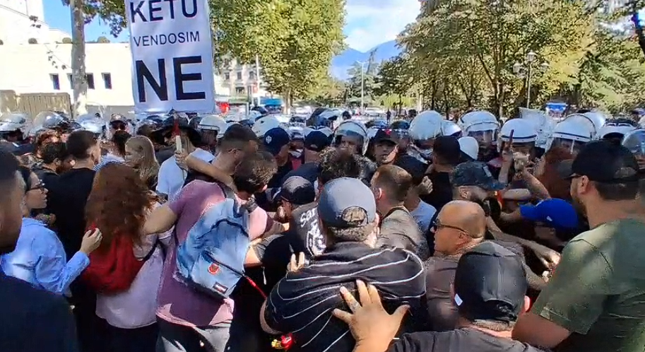 Tensione gjatë protestës, protestuesit rrëzojnë koshat dhe godasin me vezë efektivët, shoqërohet 1 tjetër protestues