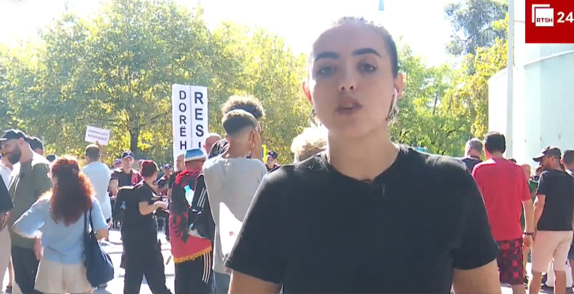 Seanca plenare nis mes protestave, policia blindon perimetrin e Kuvendit