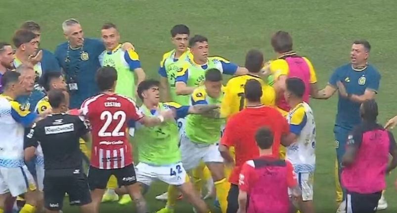 Superkupa e Argjentinës përfundon me një përleshje masive, Veron përplaset me gjyqtarin