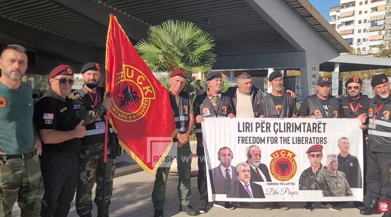  Liri për çlirimtarët  dhjetëra ish luftëtarë të UÇK zbritën në portin e Durrësit pas vendimit në Hagë