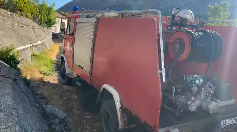 Flakët dalin jashtë kontrollit në një grumbull mbetjesh në Lezhë, rrezikohen banesat