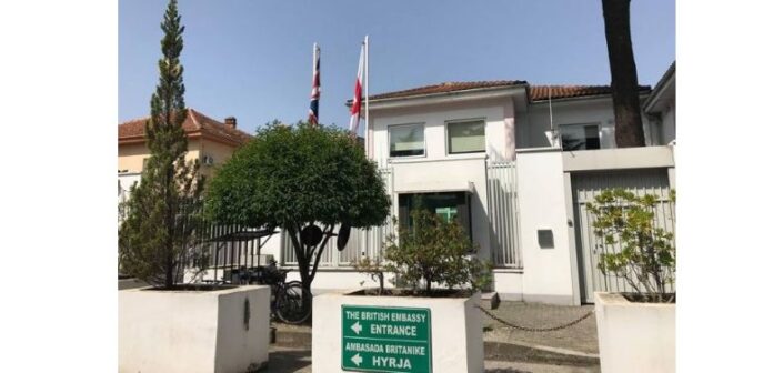 Ambasada Britanike dënon dhunën në protestë: E drejta për tubim nuk justifikon dhunën