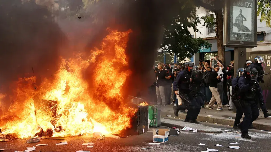 Protesta përshkallëzohet në dhunë, studentët përplasen me policinë para Ministrisë së Arsimit