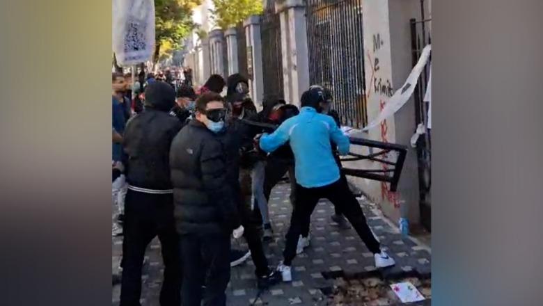 Protesta përshkallëzohet në dhunë, studentët përplasen me policinë para Ministrisë së Arsimit