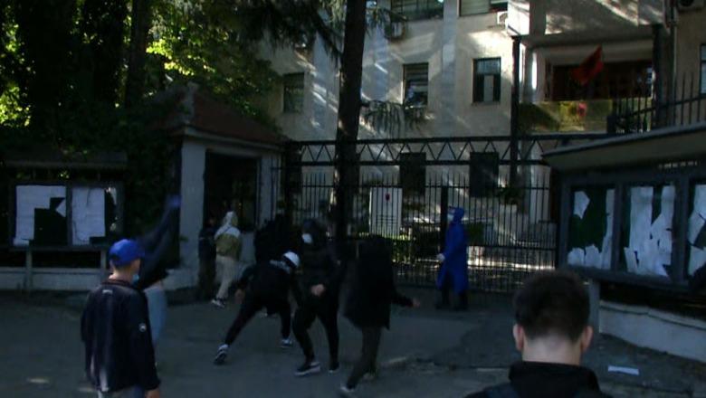 Dëmtimi i godinës së Gjykatës së Apelit, arrestohen 5 persona dhe shpallen në kërkim 15 të tjerë