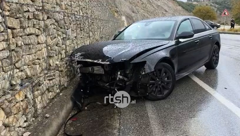 Aksident në aksin Levan-Tepelenë, “Audi” del nga rruga, plagosen nënë e bijë