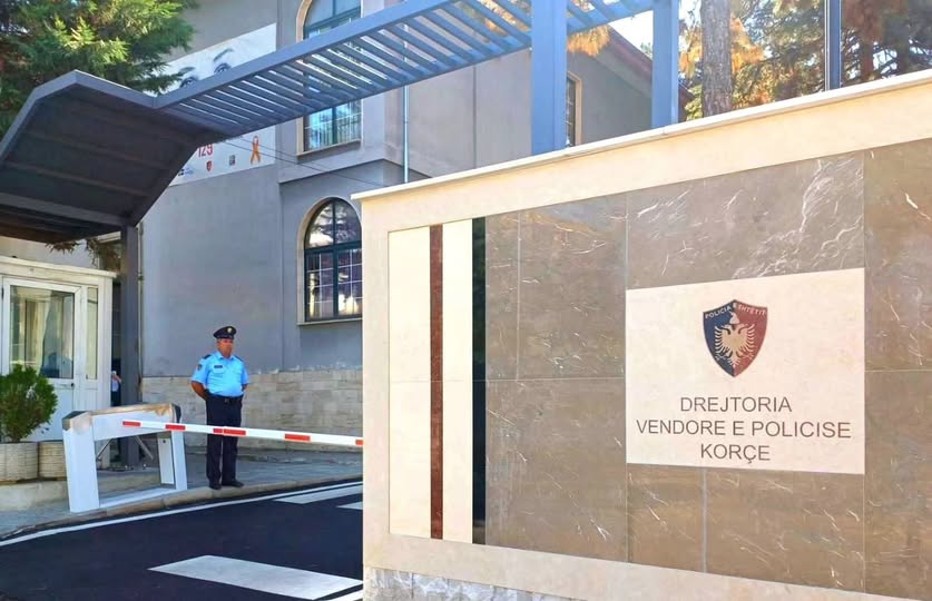 Maliq, procedohet 30-vjeçari, kërcënoi me mesazh 69-vjeçarin për shkak të detyrës së vajzës së tij gazetare