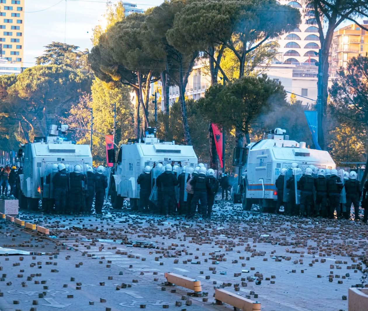 Policia e Shtetit reagon pas protestës: 5 efektivë të plagosur, AMP dhe Prokuroria hetojnë lëndimin e 28-vjeçarit, pezullohet një efektiv i “Shqiponjave”