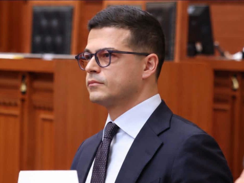 Pirro Vengu reagon për protestat: Studentët e duan Shqipërinë, nuk e djegin! Dhuna nuk i shërben asnjë kauze