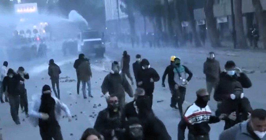 Tensionohet protesta përpara Kryeministrisë, protestuesit hedhin bomba molotov dhe gurë, policia kundërpërgjigjet me ujë dhe gaz lotsjellës