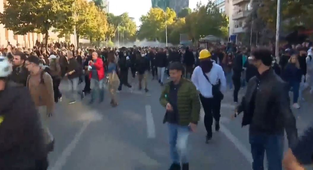 Dita e gjashtë e protestës- Protestuesit hedhin mjete piroteknike dhe gurë, Policia përgjigjet me gaz lotsjellës