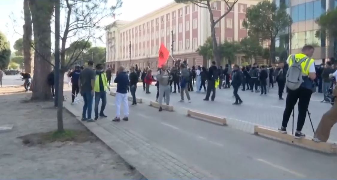Protesta zhvendoset sërish në bulevard pas tensioneve te Ministria e Arsimit
