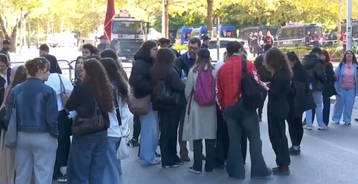 Mbi dy javë protestë, studentët dhe qytetarët mblidhen para Parlamentit