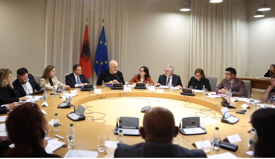 Rama: Nisim konsultimet për kufizimin e rrjeteve sociale për të miturit. Nga viti i ardhshëm fëmijët në shkollë deri në orën 17:00