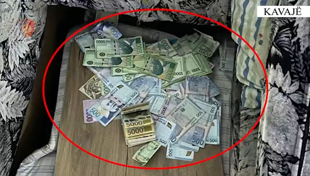 Vodhi kasafortën me 600 mijë lekë në dyqanin e rrobave në Kavajë, arrestohet 46-vjeçari