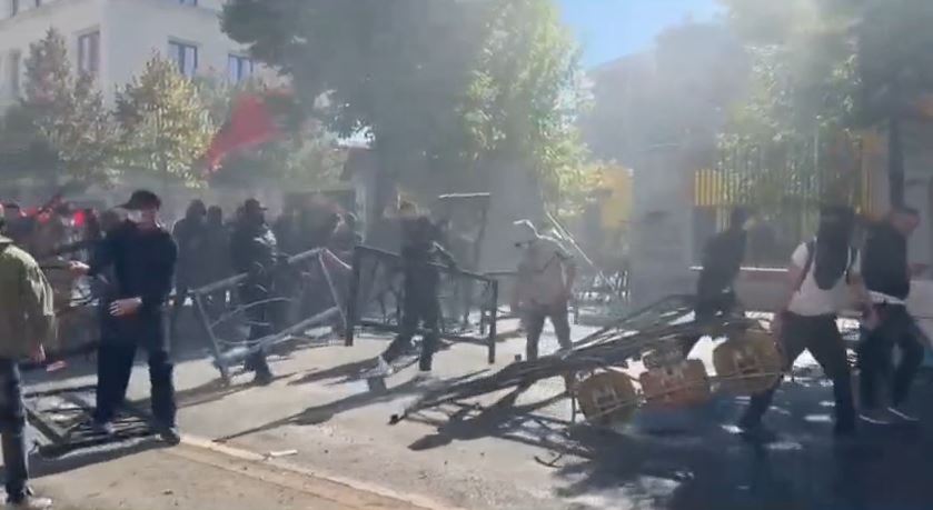 Policia e Shtetit ripërsërit apelin ndaj protestuesve: Distancohuni nga dhuna, dënimet shkojnë deri në 7 vite burg