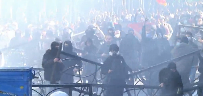 Tensionohet situata para Ministrisë së Arsimit, protestuesit shkulin kangjellat, hedhin molotovë e gurë. Policia përgjigjet me ujë e gazlotsjellës