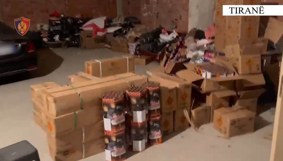 Zbulohet një banesë në Tiranë ku magazinoheshin lëndë piroteknike, dyshohet se furnizonin protestuesit. Arrestohet një 24-vjeçar