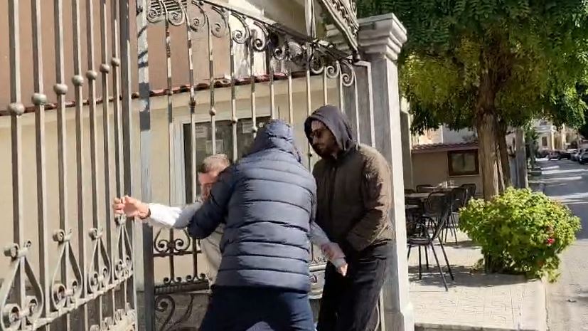 Protesta në Korçë, të rinjtë përplasen me policinë. Shkulen tabela e gjuhet me gurë, disa të shoqëruar