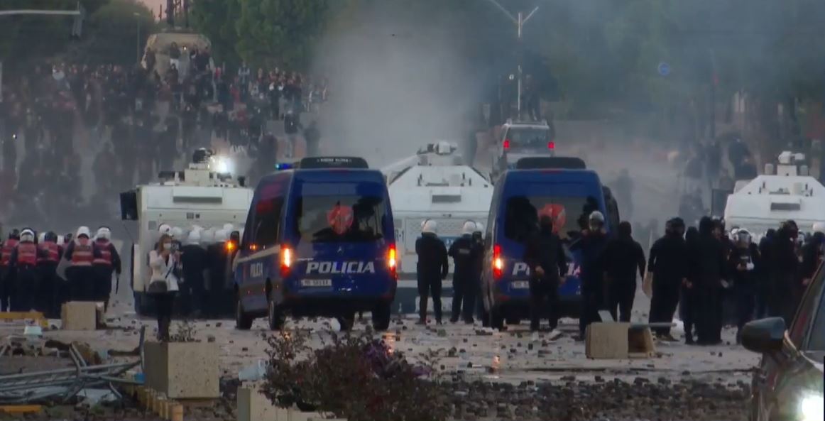 Live/ Përplasje para Kryeministrisë, digjet një makinë. Policia aksion për largimin e protestuesve, shoqërohen disa persona