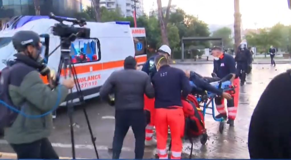 Qytetari humbi ndjenjat në protestë, Brataj: Është në gjendje të mirë