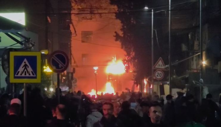 Përshkallëzohen përplasjet në protestë, digjen zyrat në Gjykatën e Lartë, një makinë dhe një biznes
