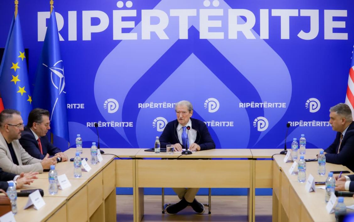 Reforma territoriale, Berisha takime me aleatët: PD kundërshton draftin me 46 bashki. Mbyllja e tyre po bëhet pa konsultim
