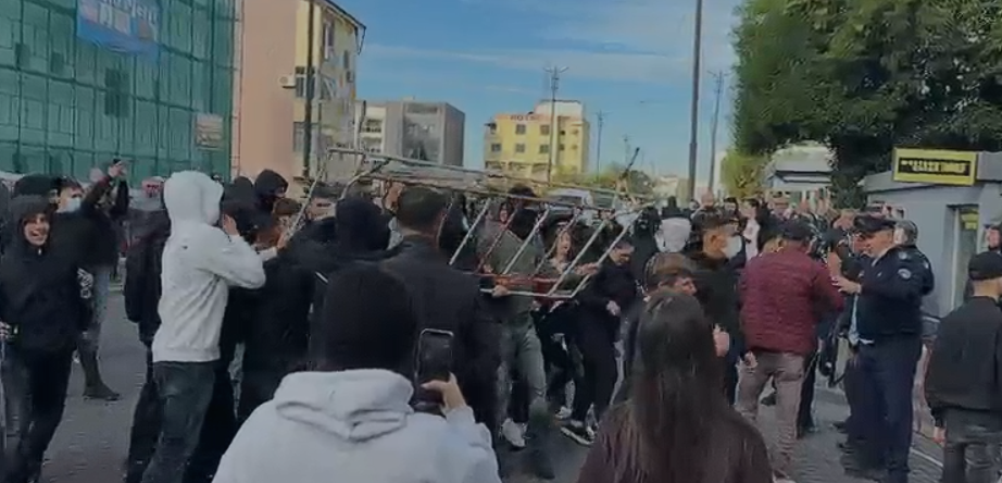 Përplasje me policinë në Lezhë, nxënësit kërkojnë të hyjnë në sheshin para Bashkisë