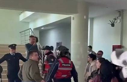 “Po pengohej zhvillimi normal i procesit mësimor”, Policia ndërhyn në Universitetin e Vlorës, shoqërohen 6 persona