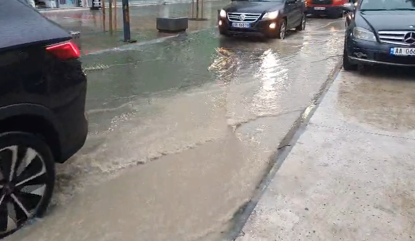 Reshjet e dendura përmbytin rrugët në Vlorë, hidrovori në punë me kapacitet të kufizuar